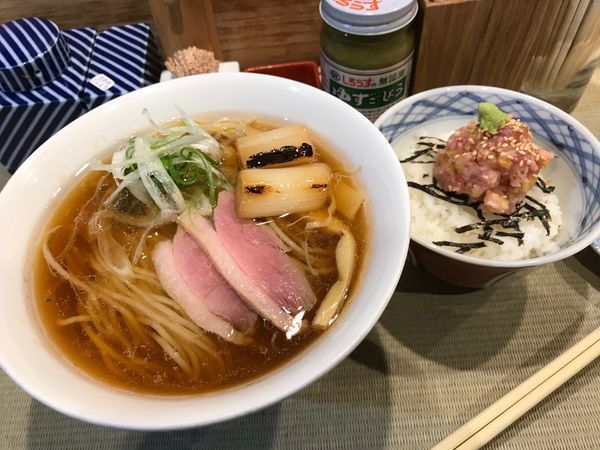 「鴨らぁ麺+鮪屋のトロたくちらし」@らーめん 鴨to葱の写真