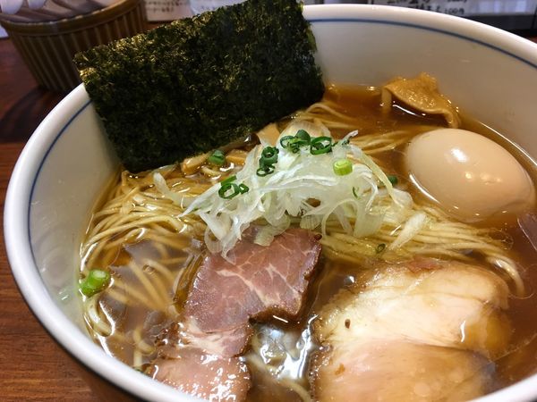 「醤油らーめん 半熟味付玉子入り」@麺処 びぎ屋の写真