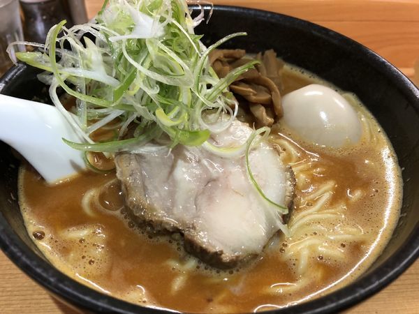 「旨辛こってりラーメン￥８５０＋大盛り￥１００＋味玉￥１００」@麺家うえのの写真
