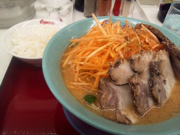 「ネギ味噌チャーシューめん+サービスライス」@くるまやラーメン 宇喜田店の写真