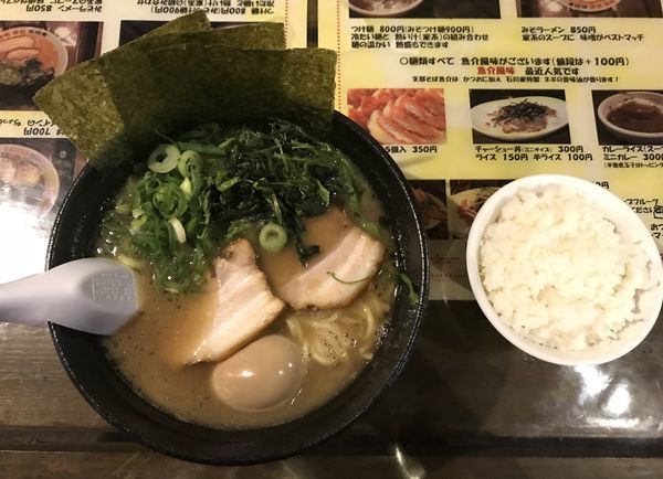 「ラーメン＋半ライス＋煮卵（無料サービス）」@横浜家系ラーメン 石川家 大宮店の写真