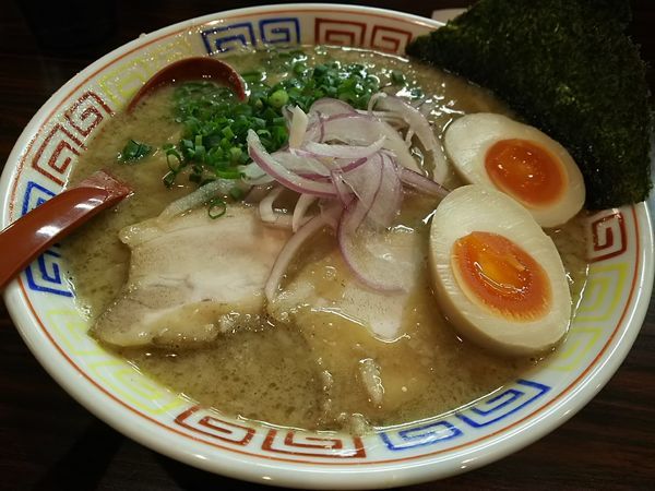 「【木曜限定】にぼとん　：太麺　＋味玉：㋚券　＋替え玉：細麺」@煮干しらあめん 燕黒の写真