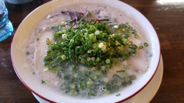 「長浜ラーメン　青ネギトッピング　麺かため」@長浜ラーメン 松吉の写真
