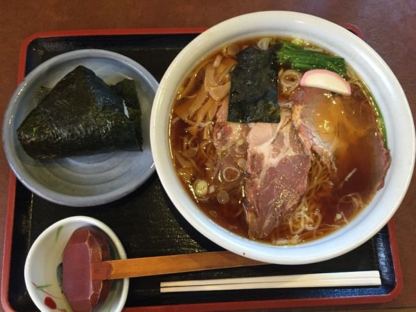 「チャーシューメン（850円）おにぎり男の味（160円）」@食事処ゆうきの写真