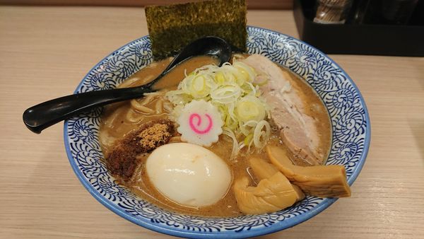 「狼煙濃厚ラーメン+味玉」@狼煙 大宮店の写真