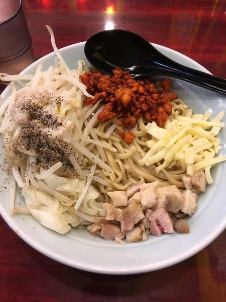 「油そば（野菜、にんにく、辛揚げ）」@らーめん 油そば 牛スタ 郎郎郎 橋本店の写真