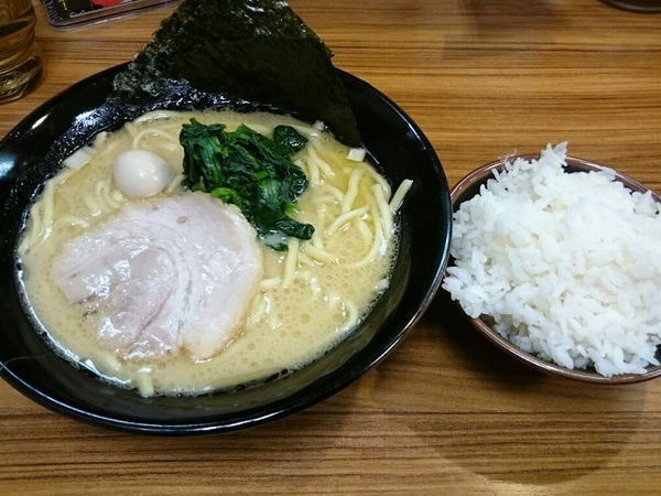 「家系醤油ラーメン、ライス」@横浜家系ラーメン 壱角家 八重洲店の写真