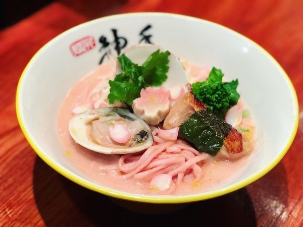 「限定の桜ラーメン！！」@麺昇 神の手の写真