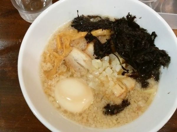 「黒海苔背脂中華そば＋味玉」@新潟発祥 なおじ 御茶ノ水店の写真