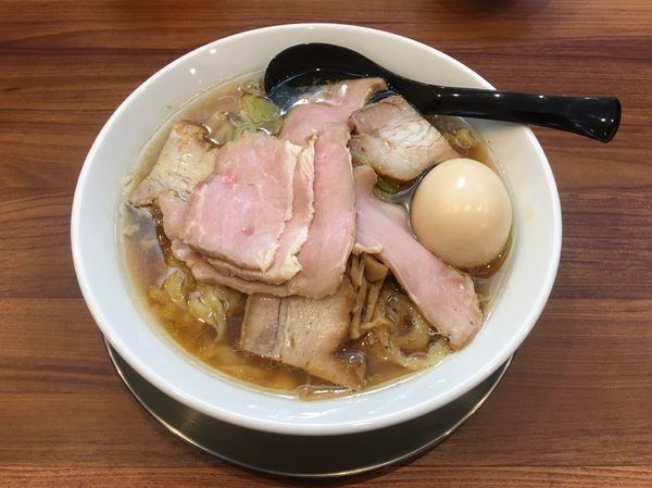 「醤油らーめん 全部のせ（大盛り）」@純手打ち だるまの写真