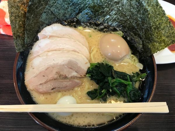 「スペシャルラーメン（しょうゆ）普通仕様」@横浜家系ラーメン 大黒家 甲府駅前店の写真