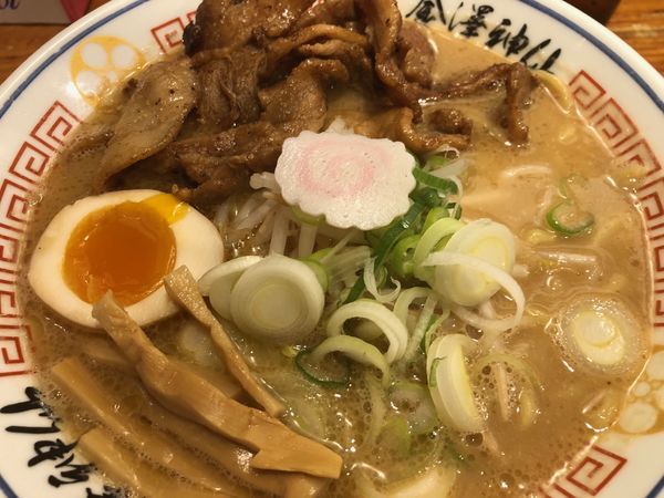 「濃厚味噌「炎・炙」肉盛り麺」@金澤濃厚豚骨ラーメン 神仙 品達品川店の写真