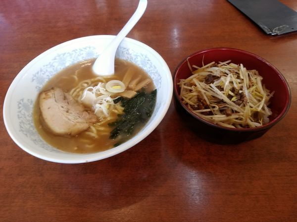 「醤油ラーメン(並盛)600円とネギチャーシュー丼310円」@会津喜多方らーめん 野中店の写真