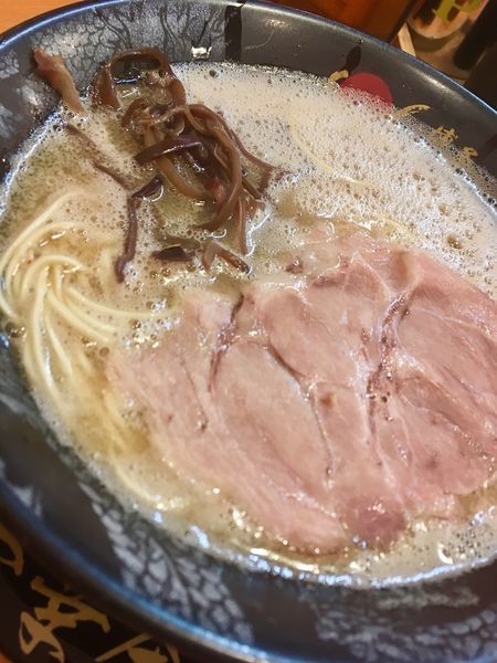 「ラーメン(750円)麺半分」@博多一幸舎 池袋東口店の写真
