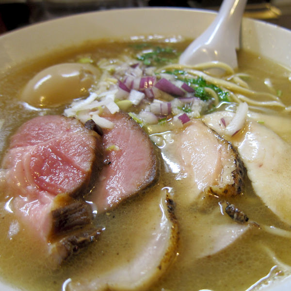 「こく塩 800円 + 本日の特製 150円」@鶏こく中華 すず喜の写真