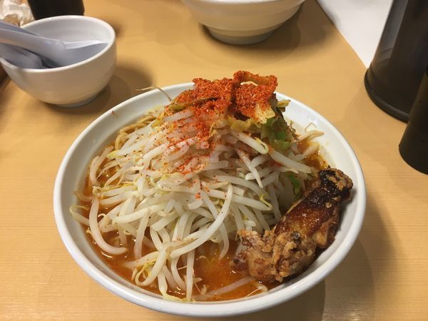 「極辛ラーメン（中盛、野菜増し）＋サービス唐揚げ一本」@旨辛ラーメン 表裏 市ヶ谷本店の写真