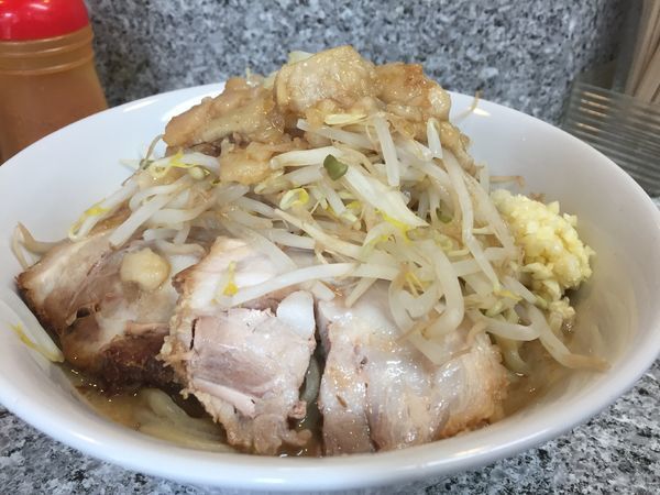 「ラーメン大盛り（ﾆﾝﾆｸ少なめ ｱﾌﾞﾗ）」@ラーメンとりとんの写真