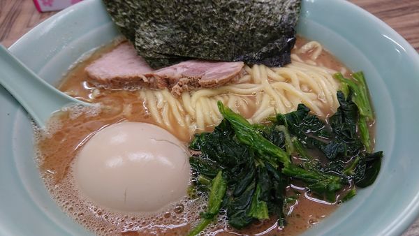 「麺硬め＋味玉」@横浜家系ラーメン武蔵家 松戸店の写真
