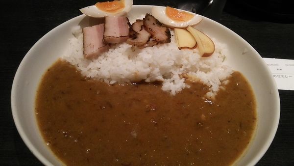「燻製全部載せカレー 880円 ＋ 辛口 20円」@燻製カレー くんかれ 日本橋人形町店の写真