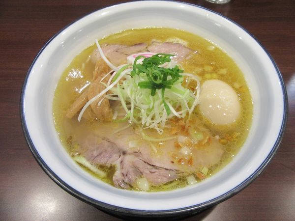 「芳醇鶏塩ラーメン（７００円）＋味玉」@らーめんつけ麺 吉田商店 本店の写真