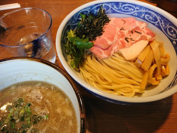 「【限定】鰤あらと鯖煮干しのつけそば950円＋冷酒」@寿製麺よしかわ 川越店の写真