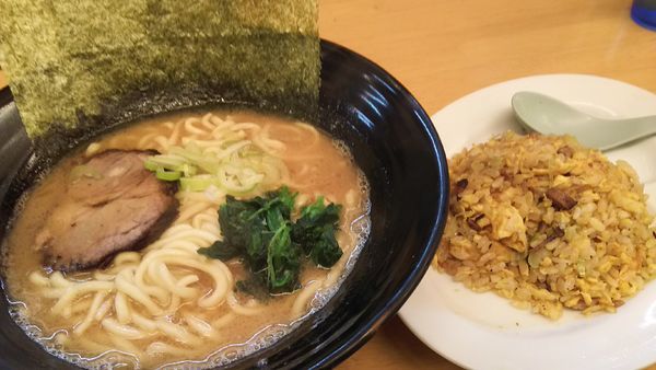 「ラーメン+半チャーハン ￥800」@味王 阪東橋店の写真