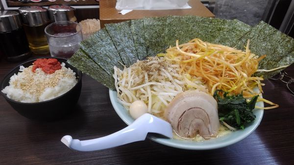 「ラーメン＋野菜盛り＋ネギ＋大盛＋ライス(750円)」@横浜家系ラーメン 魂心家 厚木インター店の写真