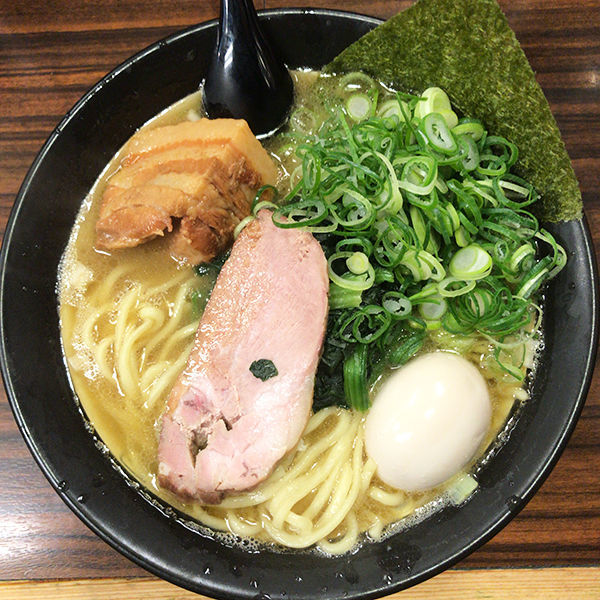 「らーめん（太麺）＋3点盛り（大盛サービス）」@豚骨醤油らーめん 誠屋 池尻店の写真