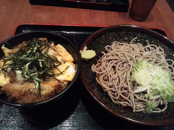 「冷たいそばとミニカツ丼のセット（610円）」@そば処 めとろ庵 錦糸町店の写真