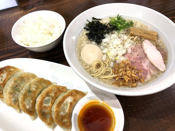 「味玉背脂煮干そば（900円）＋餃子（400円）＋半ライス」@二代目 むじゃきの写真