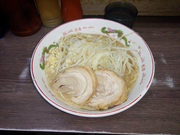 「小ラーメン690円 　野菜少な目　ニンニク」@ラーメン二郎 横浜関内店の写真