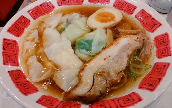 「3種乗せ雲呑と炙り焼豚のデラックス麺・醤油」@バーミヤン みなとみらい店の写真