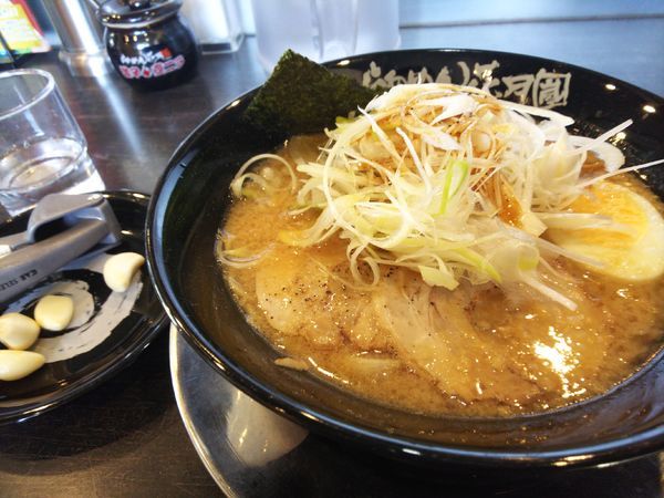 「嵐げんこつらあめん＋クーポン(シャキシャキネギ）」@らあめん花月 嵐 千ヶ瀬店の写真