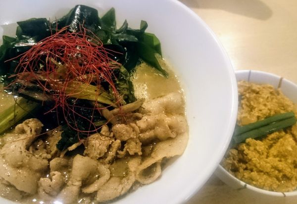 「みそわかめそば（限定１０００円）＋鶏そぼろカレー飯（限定）」@饗 くろ㐂の写真