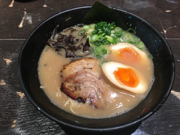 「豚骨ラーメン＋味玉」@とんこつらーめん俺式 純 東京ラーメンストリート店の写真
