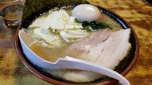 「豚骨塩らあめん トッピング味玉」@らあめん 塩八の写真