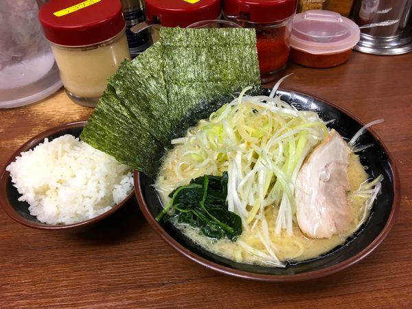 「ネギラーメン＋サービスライス」@横浜家系ラーメン まくり家の写真