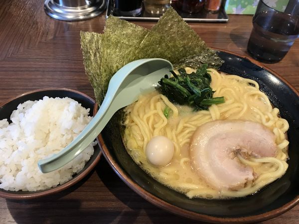 「醤油ラーメン」@横浜家系ラーメン 稲田家の写真