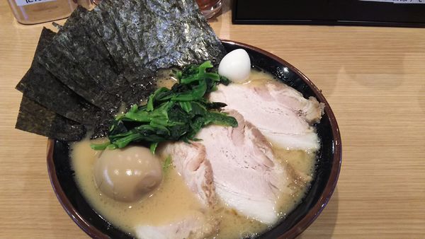 「八右衛門ラーメン(並) ￥880」@醤油豚骨ラーメン 八右衛門の写真