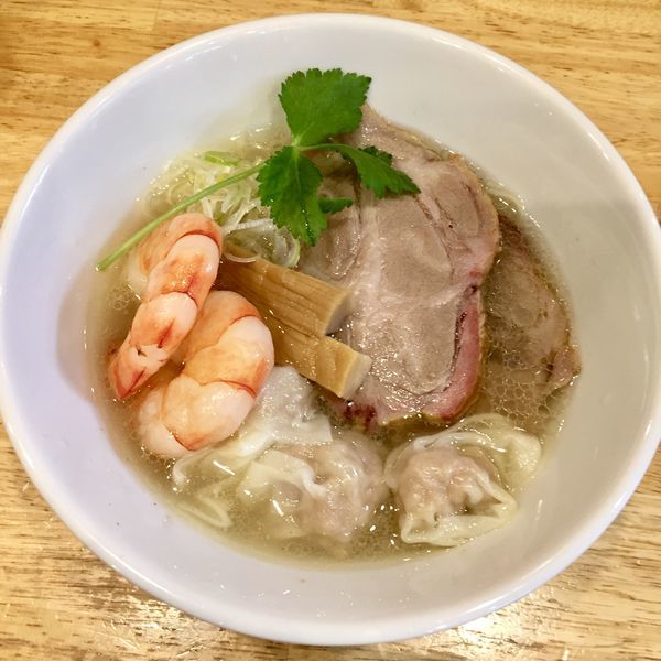 「限定･イベリコ豚吊し焼とぷりぷり海老とワンタンの特製ラーメン」@寿製麺よしかわ 坂戸店の写真