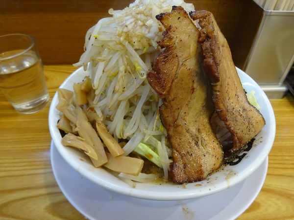 「特製ふじそば　大盛（野菜増し）880円」@ブッチャー 沼津店の写真