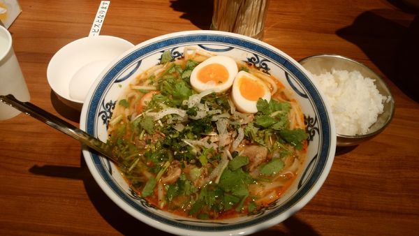 「牛辛麺＋パクチー＋味玉＋生卵＋ライス無料」@牛辛麺の写真