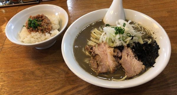 「濃厚煮干そば(並)＋鶏そぼろご飯(750円＋150円)」@中村屋総本山の写真