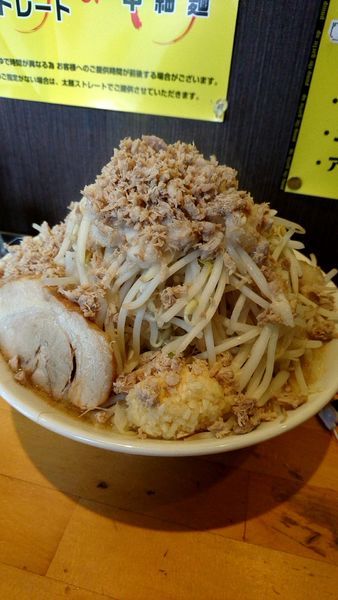 「醤油ラーメン中盛り700円ほぐし豚100円全増し」@ハングリーピッグ 曙町店の写真
