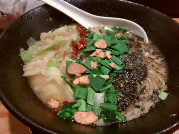 「【3月限定】ニラだくマルチョウ味噌らぁ麺1000円＋キャベツ」@らぁ麺屋 つなぎの写真