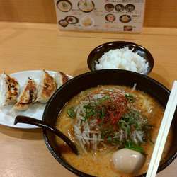 辛味噌ラーメン＋煮玉子３辛  餃子   小めし