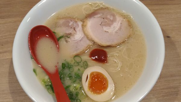 「博多豚骨らーめん白」@麺処 白虎 御殿場新橋店の写真