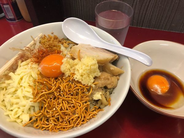 「まぜそば エビマヨ抜きSUKIYAKIあと全部」@ジラフの写真