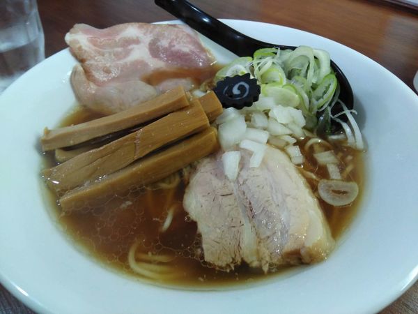 「丸鶏中華そば　メンマ増量」@らーめん 虎テツの写真