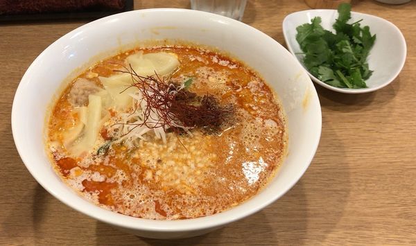 「ワンタン担担麺(冬季限定･3辛)＋パクチー＋追い飯」@手打中華そば 大賀110の写真